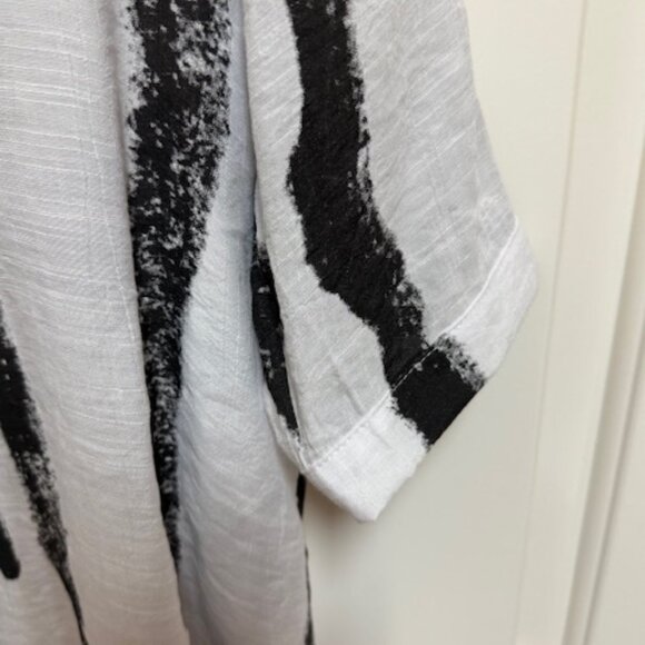 Creation white and black cotton/poly button down tunic top. - Picture 2 of 7